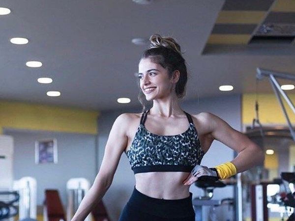 Survivor Aleyna Çalışkan'dan Kalça Dekoltesi
