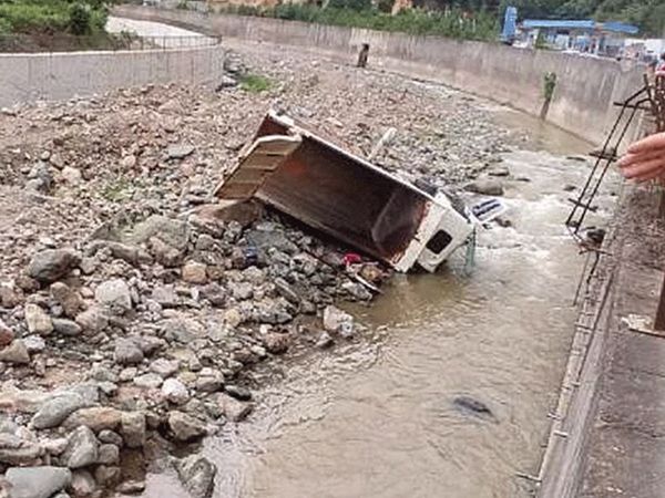 Trabzon'da Kamyonuyla Dereye Uçan Adam Yaralı Halde15 Bin Dolarını Aradı