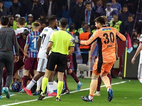 Tümer Metin, Trabzonspor - Beşiktaş maçında Cyle Larin'in pozisyonuna benzer bir olayı kendisinin de yaşadığını söyledi! Kırmızı kart kararı doğru dedi