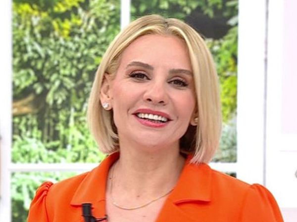 Türk televizyonunda bir ilk Esra Erol küsen çifti barıştırmak için stüdyoda her şeyini çıkarıp koştu