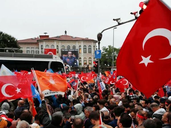 Türkiye sokaklara akın etti: Cumhurbaşkanı Erdoğan'ın seçim zaferi kutlanıyor