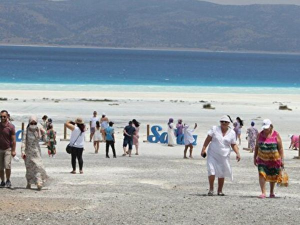 Türkiye'nin Maldivleri Salda Gölü’ne Ziyaretçi Akını