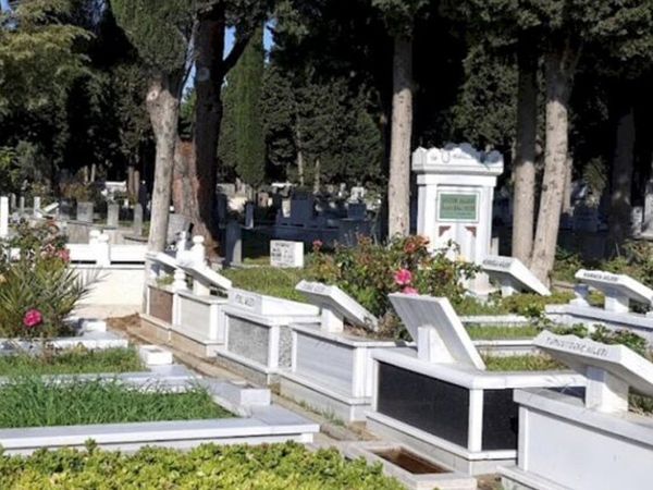 Türkiye’yi şok eden görüntüler! Mezarlıkta ayin yaptıkları sırada öyle bir şey oldu ki...