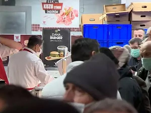 Ucuz et kuyruğu görenleri şoke etti! Sabah erken saatlerde metrelerce kuyruk oluştu