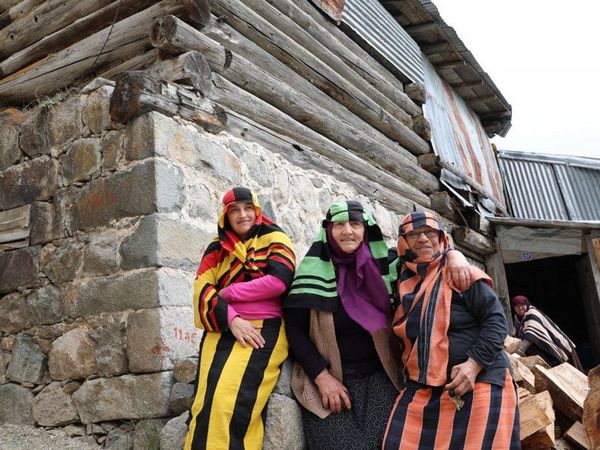 Ülke Sıcaklarla Kavruluyorken, İkizdere'de Evlerde Soba Yakılıyor