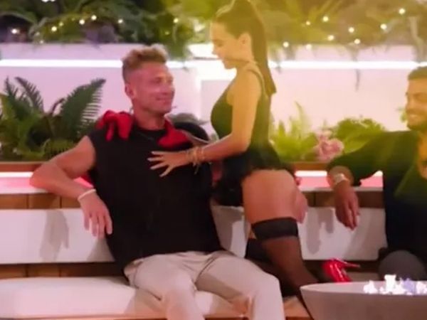 Ünlü futbolcunun kızı milyonların önünde kucak dansı yaptı! Babasını yerin dibine sokan genç kızın görüntüleri gündeme damga vurdu