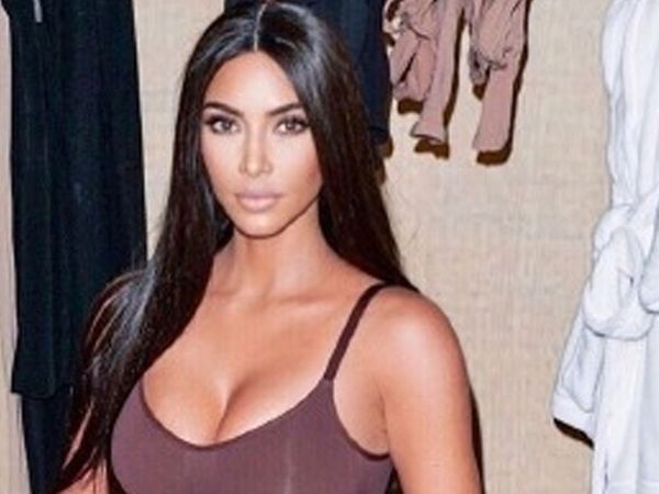 Ünlü model iç çamaşırları ile canlı yayın yaptı: Takipçileri meme ucunun göründüğünü fark edince olanlar oldu