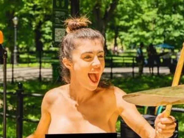 Ünlü model sokakta çırılçıplak yürüdü! Bir gören bir daha baktı o anlarını takipçilerinin beğenisine sundu