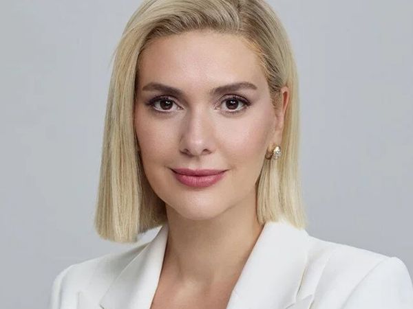 Ünlü oyuncu Bergüzar Korel'den bornozlu paylaşım! ''Banyoda uzun zaman geçirip...''