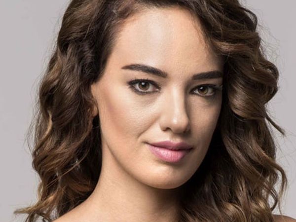Ünlü oyuncu Seda Bakan’dan dikkat çeken pozlar: Tesettüre mi girdi?