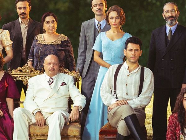 Ünlü oyuncu sokakta dehşet saçtı: Aracıyla yayaların arasına daldı