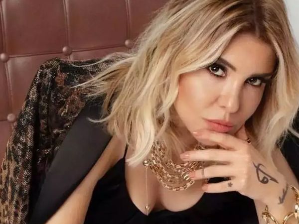 Ünlü şarkıcı Gülben Ergen'den çok konuşulan paylaşım: Bornozuyla salıncağa bindi, bacak bacak üstüne attı!