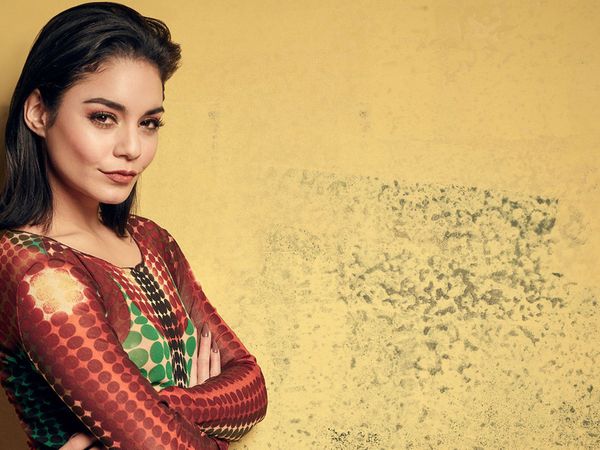 Ünlü yıldız Vanessa Hudgens’ın Paris Moda Haftası’nda giydiği kıyafet dekoltenin sınırlarını zorladı