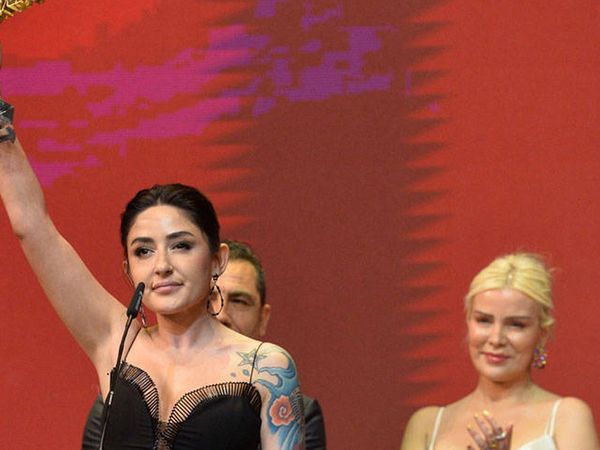 Ünlülerin sahnede yaşadıkları ilginç olaylar