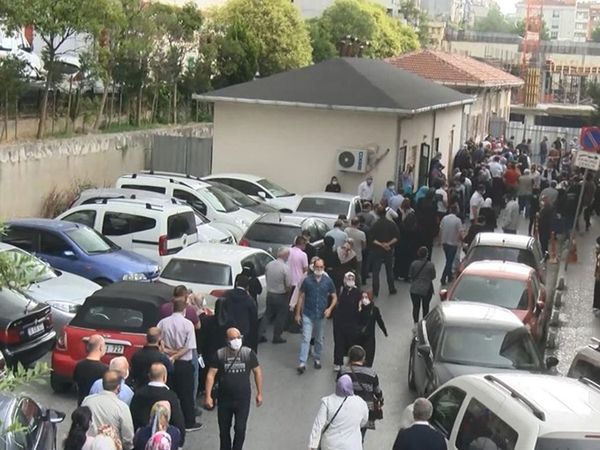 Vatandaşlar Hastanelere Akın Etti! İstanbul'da Uzun Aşı Kuyrukları Oluştu