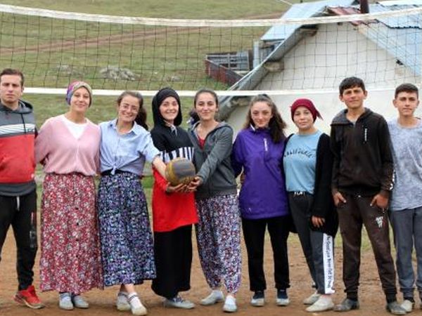 Yaylada Voleybol Oynayan Kızların Videosu 10 Milyon İzlenmeyi Geçti