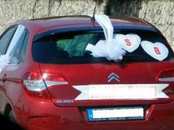 Yengesine aşık olduğunu arabasının arkasındaki yazıyla açıkladı! Genç Adamın o sözleri trafiği birbirine kattı