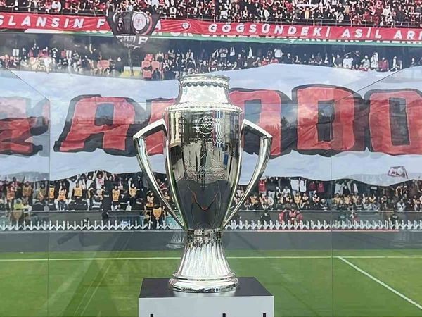 Çorum FK taraftarları şampiyonluk kupasıyla buluştu