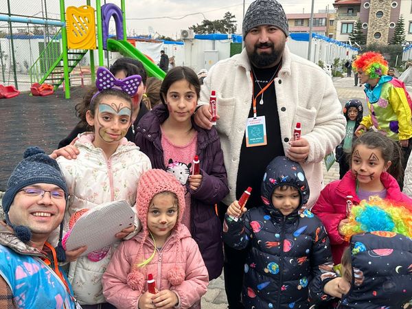11 kişilik gönüllü ekip "Tebessüm" projesiyle depremzede çocukları yalnız bırakmadı!