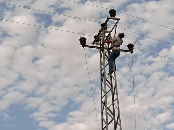 12 metrelik elektrik direğinde akıma kapılıp asılı kaldı!