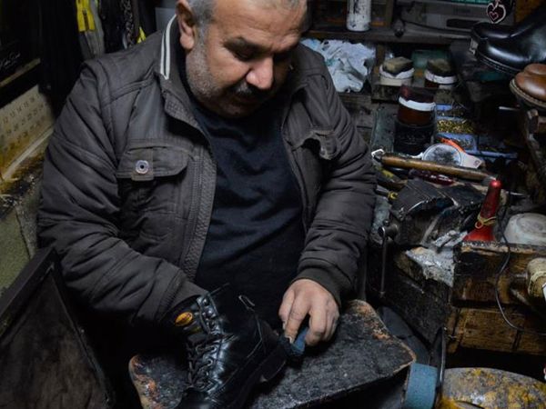 2 Metrelik Alanda 32 Yıllık Meslek: Hiç Giyemediği Ayakkabıları Başkaları İçin Tamir Ediyor