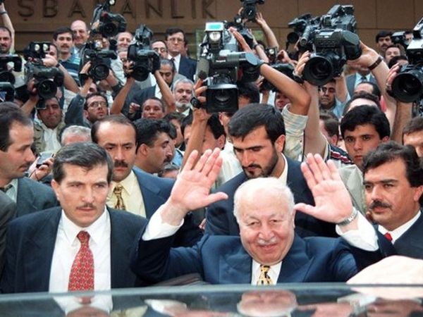 28 Şubat postmodern darbe nedir? Tarihin kara leke postmodern darbe üzerinden 25 yıl geçti