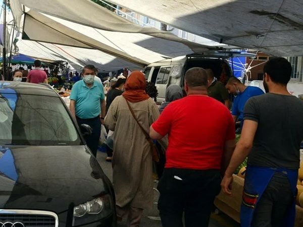 ‘3 Tişört Alana Otomobil Bedava!' İstanbul’da, Pazar Alanına Park Edilen Otomobili Esnaf Yolun Ortasına Taşıdı