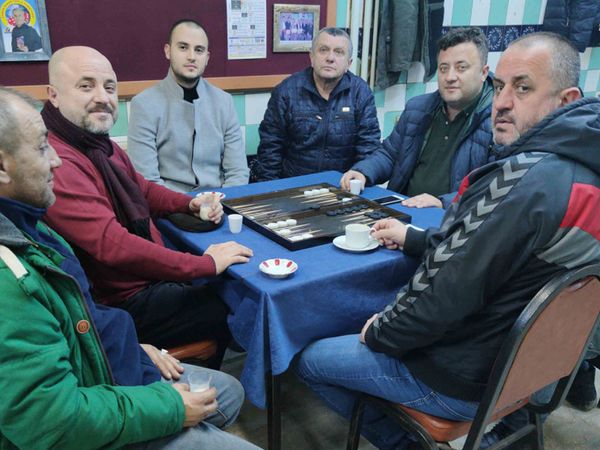 32 Binde 1 İhtimal Gerçek Oldu: Tavla Turnuvasında Abi Kardeş Eşleşti