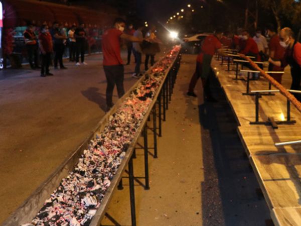 35 Metrelik Kebapla ve Havai Fişekle Restoranların Açılışının Kutladı