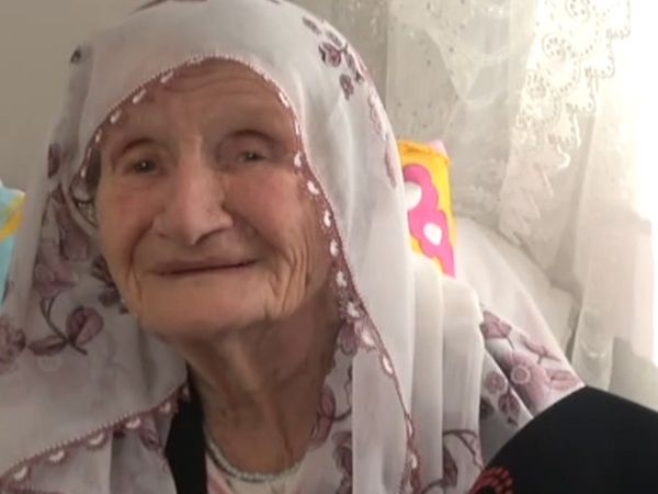 96 Yaşında ki Yaşlı Kadın Hayvan Sevgisi İle İyileşiyor