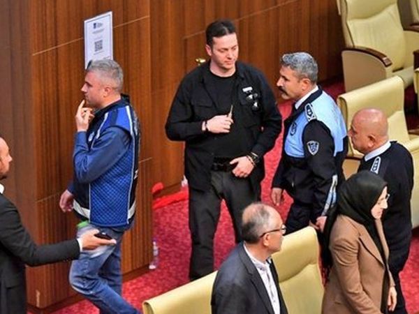 ABB Başkanı Mansur Yavaş ile Ak Parti vekiller arasında tartışma çıktı: Meclise zabıtalar girdi!