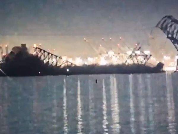 ABD’de felaket yaşandı: Gemi köprüyü yıktı araçlar suya gömüldü!