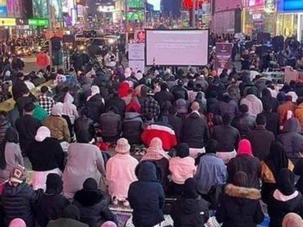 ABD'de Müslümanlar New York Times Meydanı'nda ilk kez Teravih Namazı kıldı