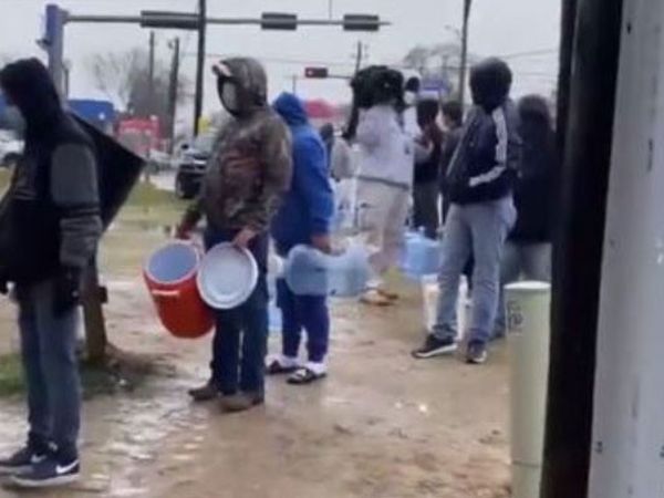 ABD'liler Su ve Tüp Kuyruğuna Girdi