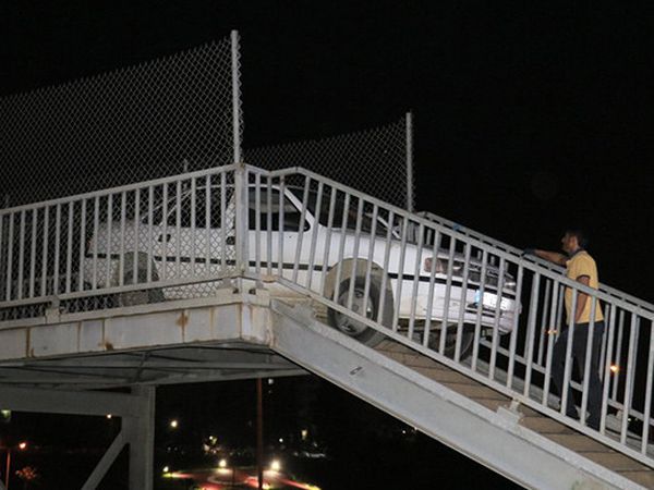Adana’da Bir Araç Yaya Köprüsünde Sıkıştı