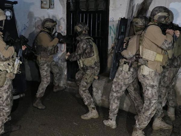 Adana'da DEAŞ'a şafak operasyonu! Kapılar kırıldı, 3 şüpheli kıskıvrak yakalandı