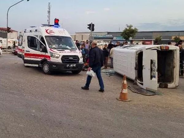 Adana'da Kamyonetle Minibüs Çarpıştı