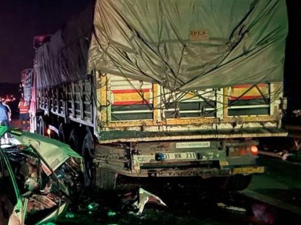 Adana'da Otomobil, Tırın Altında Kaldı