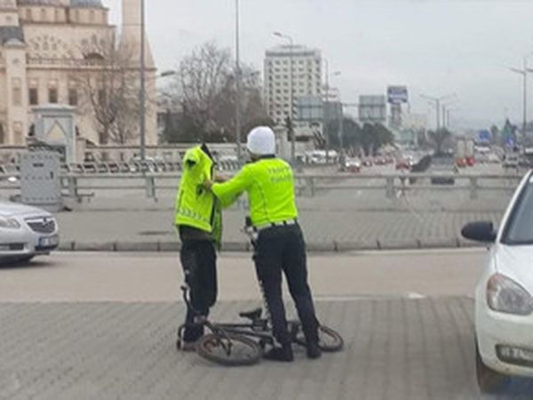 Adana'da Polis, Yeleğini Üşüyen Gence Verdi