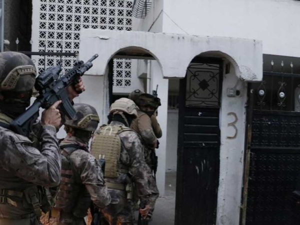 Adana'da şafak operasyonu! DEAŞ'a yönelik operasyonda çok sayıda kişi evlerinde yakalandı: O anlar kameralara yansıdı