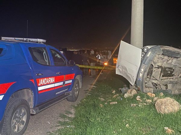 Adıyaman'da ttomobil direğe çarptı: 1 kişi hayatını kaybetti