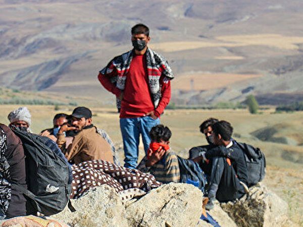 Afgan Mülteciler CHP İl Binasında Çalıştırılıyor