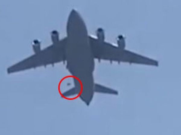 Afganistan’da Uçak Faciası: 3 Kişi Düşüp Hayatını Kaybetti