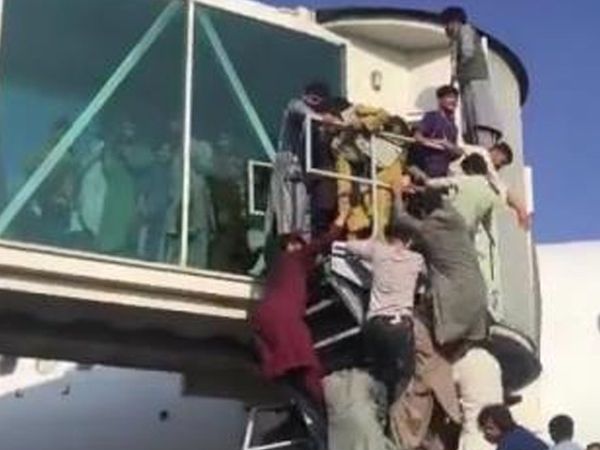 Afganlılar Ülkeden Gidebilmek için Birbirlerini Ezdiler