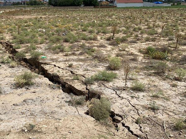 Afyonkarahisar Bolvadin'de Korkutan Yarıklar
