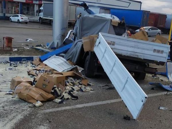 Afyonkarahisar’da Feci Kaza: Akaryakıt İstasyonun Tabelasına Çarpan Kamyonet Paramparça Oldu
