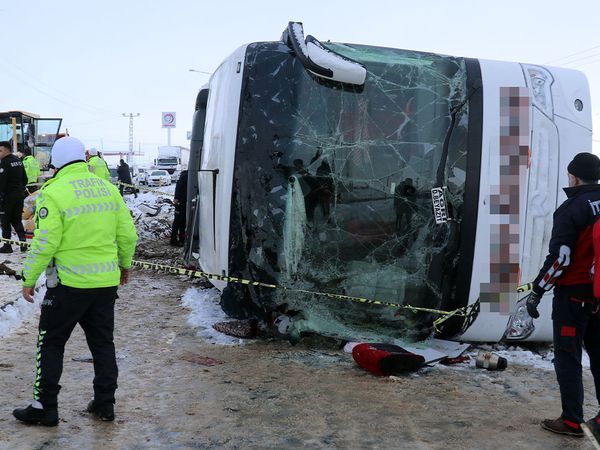 Ağrı'da trafik kazası: yolcu otobüsünün devrilmesi sonucu 12 kişi yaralandı