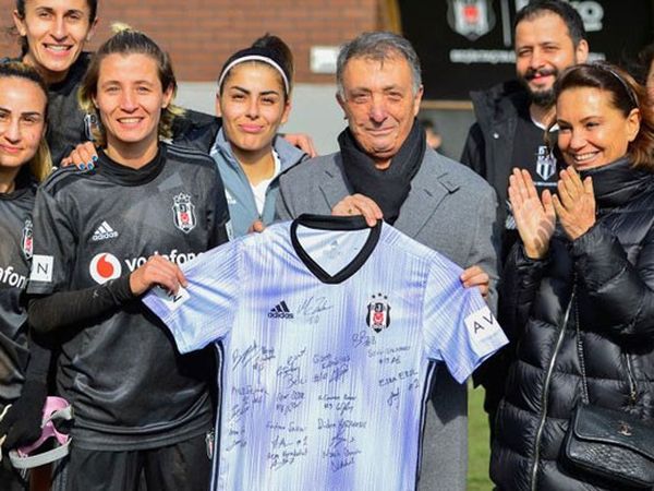 Ahmet Nur Çebi'den Kadın Futboluna Tebrik