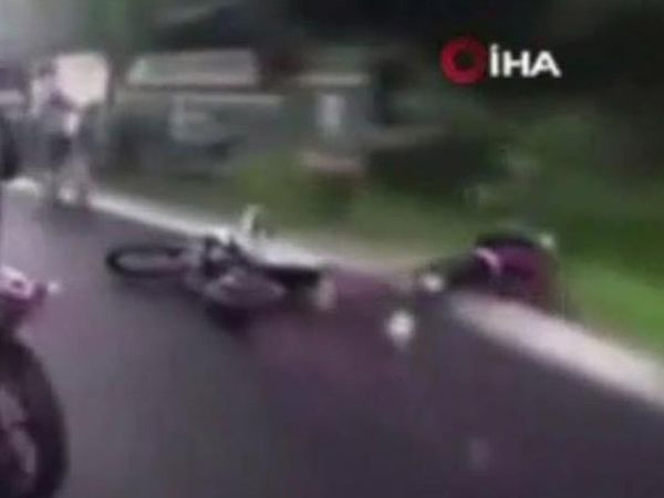 Akılalmaz Kaza! Manevra Yapan Motosiklet Metrelerce Sürüklenerek Ata Çarptı
