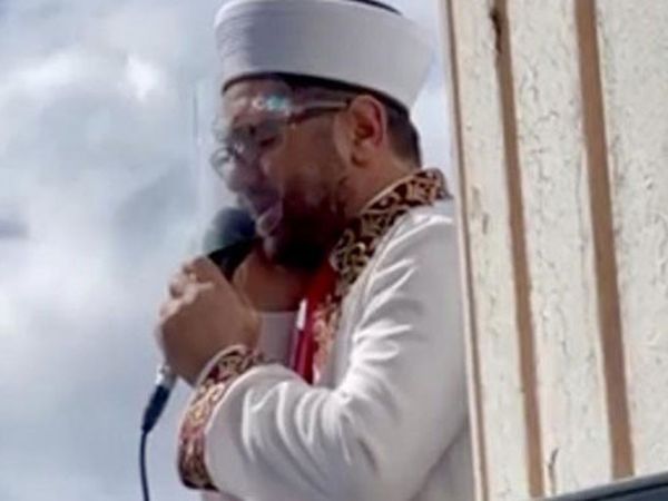 Almanya'da Cuma Ezanı Hoparlörle Minareden Okundu